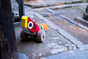 地面の上にあるきじ馬