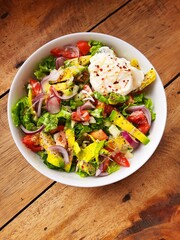 Zdrowy, pyszny posiłek wegetariański, sałatka z awokado, warzywami i jogurtem.