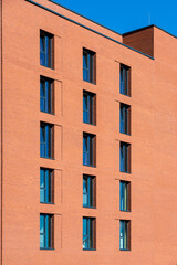 Roter Klinkerbau (Fassade) der Jugendherberge im Wohngebiet Neckabogen auf dem Gelände der Bundesgartenschau (2019) in Heilbronn am Neckar in Baden-Württemberg in Deutschland