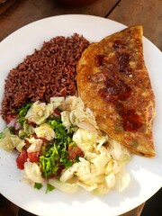 Zdrowe pyszne śniadanie, smażone jajka oraz sałatka z warzyw.