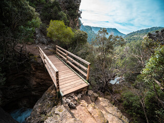 Fototapeta premium Puente de madera en medio de la montaña con bonitas vistas