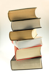 Stapel dicker Bücher für die Bildung