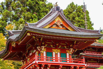 Naklejka premium Close up of the red Buddhist temple in Japanese Tea Garden, San Francisco 