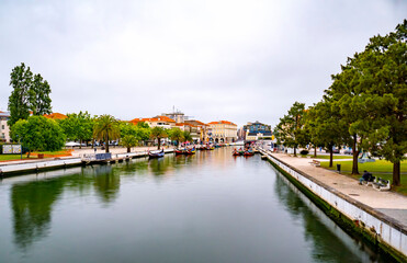 Fototapeta na wymiar Vista da cidade de Aveiro com a Ria de Aveiro com barcos moliceiros.