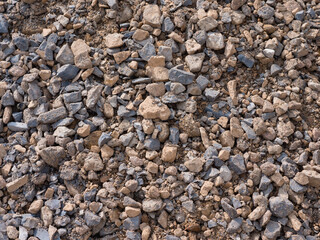 kleine braun graue Kieselscheine auf einer Baustelle