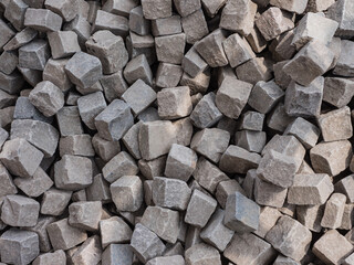 Kleine grau Pflastersteine auf einer Baustelle