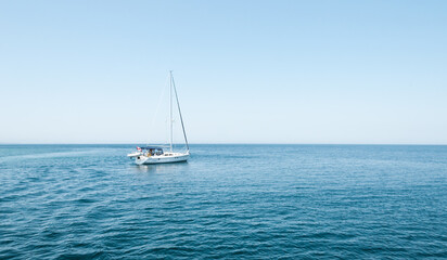 Obraz premium A sailboat going for a cruise in Bruce Peninsula, Ontario, Canada.