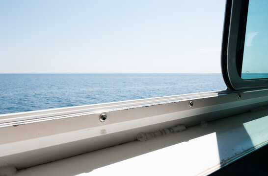 Fototapeta The ocean's horizon seen from the interior of a boat in Bruce Peninsula, Ontario, Canada.