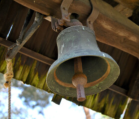 stary mosiężny dzwon na drewnianej dzwonnicy - obrazy, fototapety, plakaty