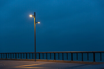 Blaue Stunde auf Helgoland am Binnenhafen
