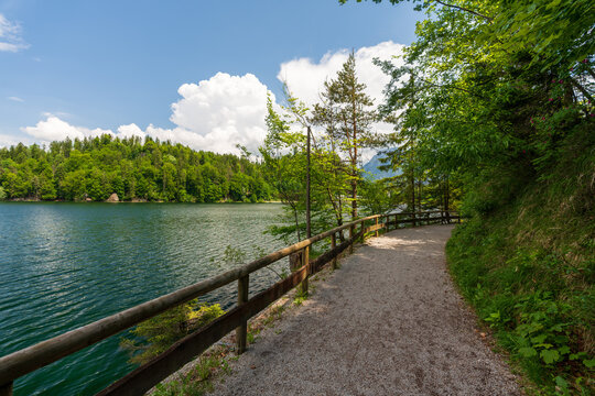 Wanderweg am Hechtsee bei Kufstein in Tirol &Ouml;sterreich