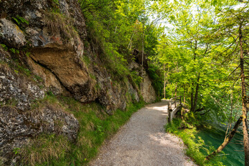 Fototapeta na wymiar Wanderweg am Hechtsee bei Kufstein in Tirol Österreich