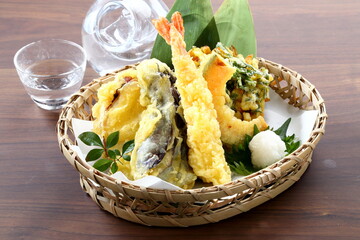 竹かごの天ぷら盛り合わせと冷酒