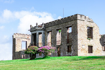 Château du Mont de Cerisy-Belle-Etoile avec les rhododendrons en fleurs.