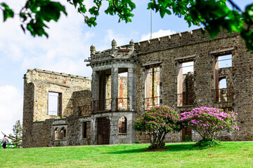 Fototapeta premium Château du Mont de Cerisy-Belle-Etoile avec les rhododendrons en fleurs.