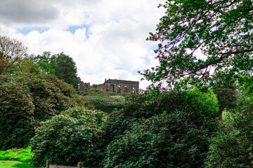 Château du Mont de Cerisy-Belle-Etoile avec les rhododendrons en fleurs.