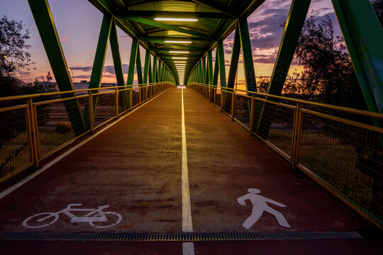 Puente para peatones y bicicletas al atardecer en Madrid