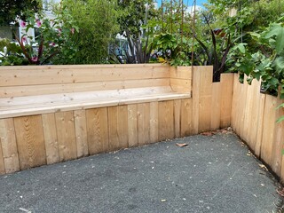 Aménagement de jardin avec banc en bois 
