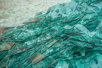 Zerbrochene Glasscheiben im wertstoff Container