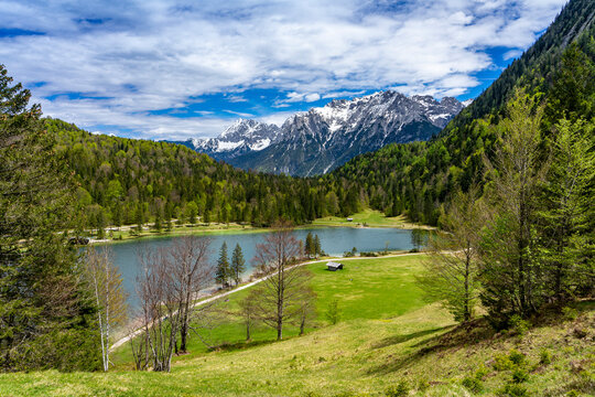Wanderurlaub im sch&ouml;nen Bayern: Der traumhafte Ferchensee bei Mittenwald mit dem schneebedeckten Karwendelgebirge im Hintergrund