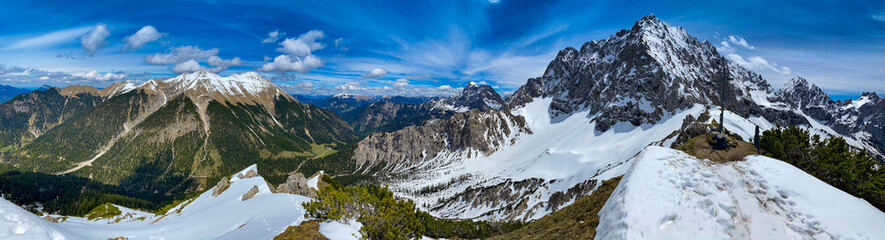 Wanderurlaub im schönen Bayern: Blick vom Steinkarkopf Gipfel / Wörnerkopf / Wörnersattel auf...