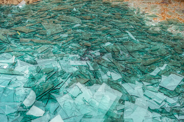 Zerbrochene Glasscheiben im wertstoff Container