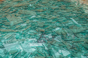 Zerbrochene Glasscheiben im wertstoff Container