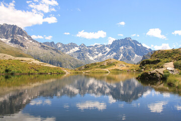 Fototapeta na wymiar The Lauzon lake in the french alps, ecrins national park 