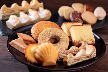 お皿に盛りつけた色々な洋菓子