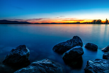 Fototapeta na wymiar Steine am Seeufer des Bodensees zum Sonnenuntergang 