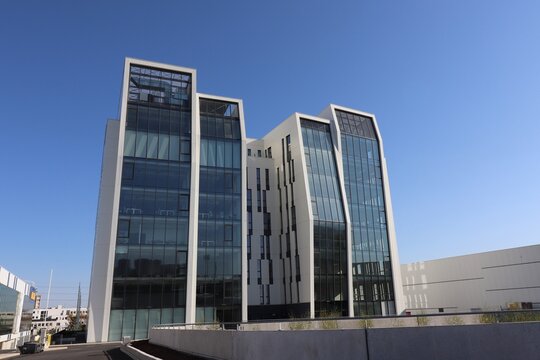 Immeuble de bureaux moderne nomm&eacute; "Initial" dans le quartier Grand Parilly, ville de Venissieux, d&eacute;partement du RHone, France