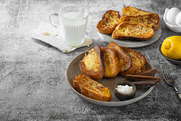 The traditional Spanish dessert is torrijas. Slices of toasted bread with cinnamon, egg, milk, lemon and powdered sugar.Copying a space..