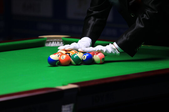 eight balls billiards, player and referee