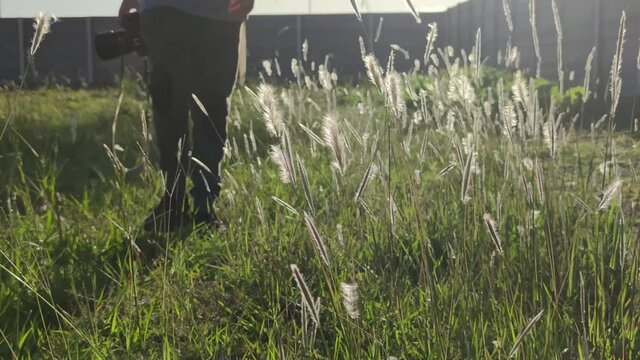 Video Que Muestra Fotografo Trabajando A Plena Luz Del Dia En Un Descampado, Con La Camara De Foto. 