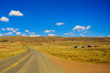 Fototapeta na wymiar Carretera de Tiahuanaco a la Paz, Bolivia, viajando por el altiplano, los andes en sur américa.
