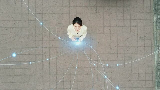 スマホを使う女性とモバイルネットワーク　IoT　5G