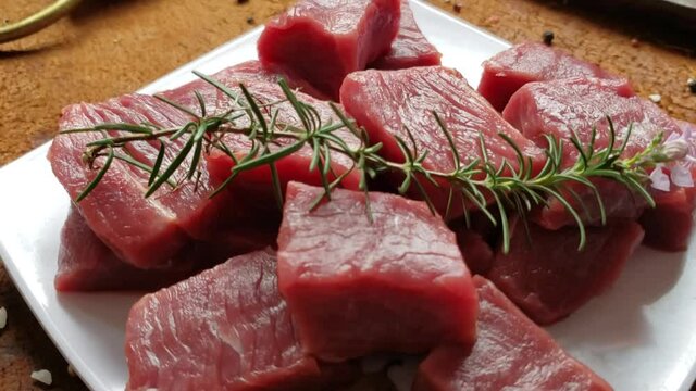 Carne fresca vacuna cortada en cubos es lo mejor