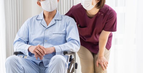 車いすに乗る男性と女性介護士