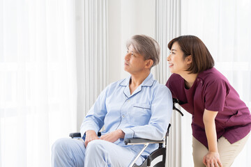 Fototapeta premium 介護士と車いすに乗ったシニア男性