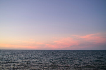 Obraz premium Evening sunset over the ocean, horizon over water