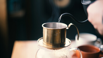 ベトナム式のカフェフィンでコーヒードリップ中