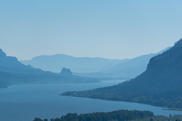 Obraz premium Blue morning views of the majestic and beautiful Columbia River Gorge, Oregon