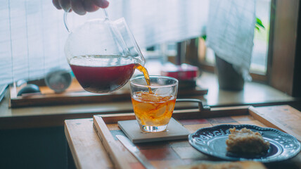 アイスコーヒーをグラスに注ぐ