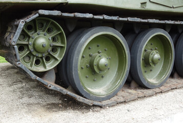 Fototapeta na wymiar Tank track and wheels SU-100