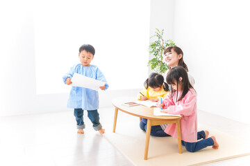 お絵かきをする子どもたちと保育士