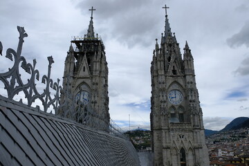 Obraz premium Ecuador Quito - Church Basilica of the National Vow - Face of the clock towers