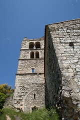 Fototapeta na wymiar La vieille église en ruine du village de Marsanne