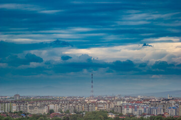 Obraz premium Panorama of the city from a height on a rainy day