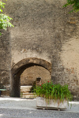 Porte d'entrée dans une muraille du vieux village de Roynac en Drôme provençale