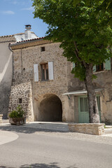 Fototapeta premium Vieille maison avec arceau dans le vieux village de Roynac en Drôme provençale